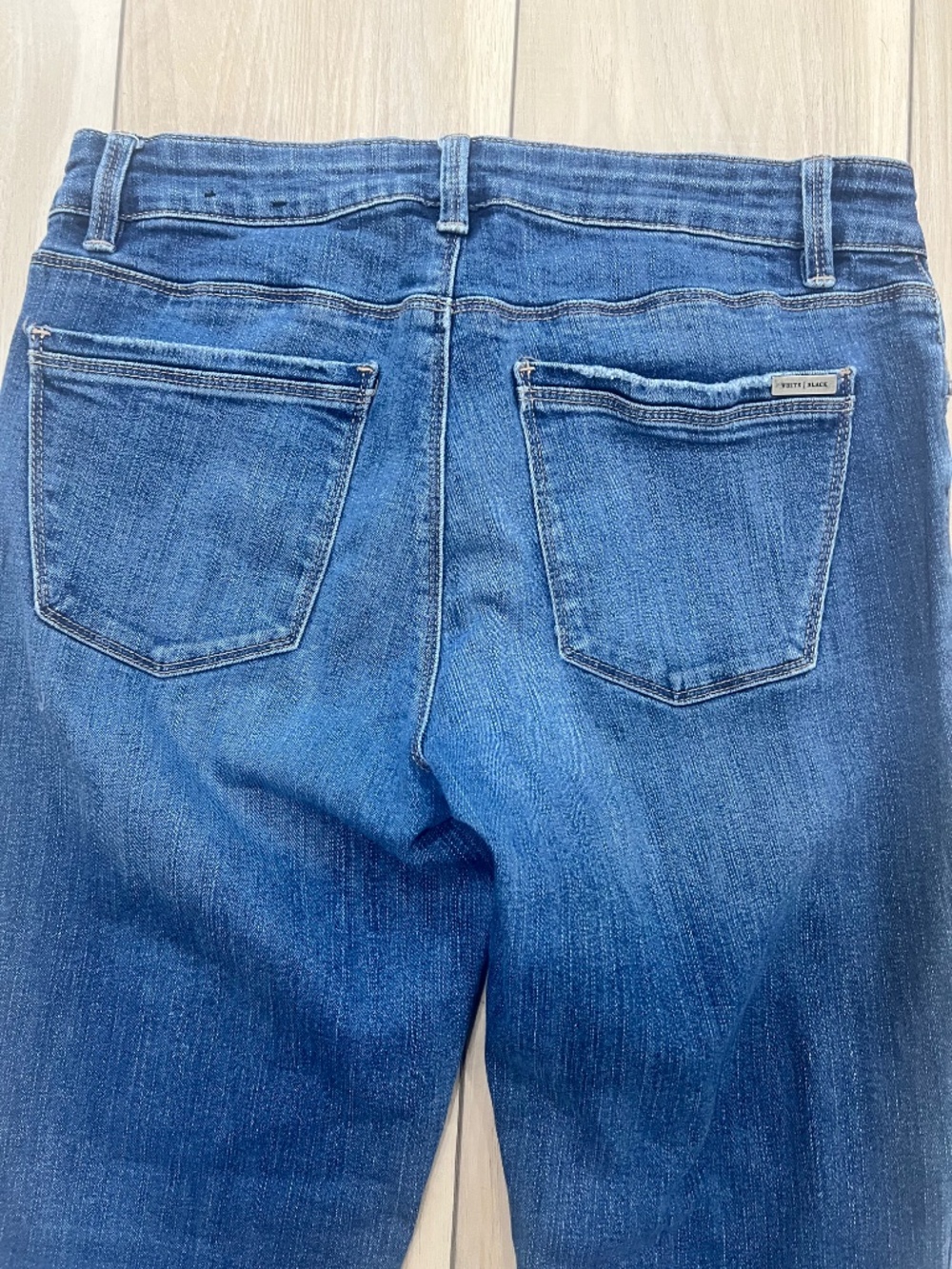 White House Black Market Slim Crop Jeans Size 8 Frayed Hem Medium Wash Denim - Picture 5 of 7